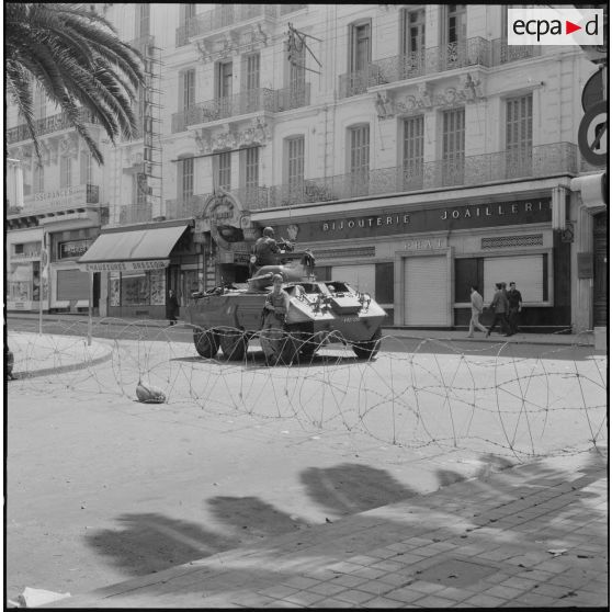 Des soldats en surveillance dans une rue dans le cadre de l'opération "Z".