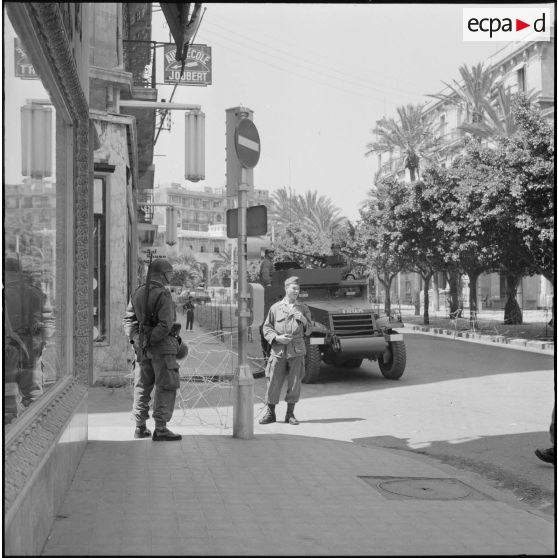 Des soldats en surveillance dans une rue dans le cadre de l'opération "Z".