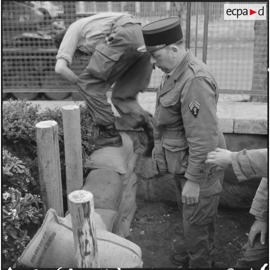 Des soldats préparent des sacs dans le cadre de l'opération "Z".