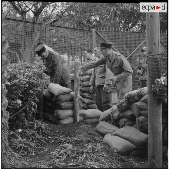Des soldats préparent des sacs dans le cadre de l'opération "Z".