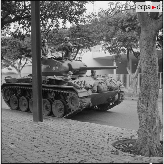 Des soldats à bord d'un char M24 Chaffee, devant le foyer Lyautey, dans le cadre de l'opération "Z".