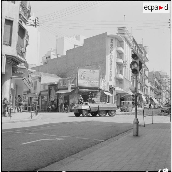 Des soldats en surveillance dans une rue dans le cadre de l'opération "Z".