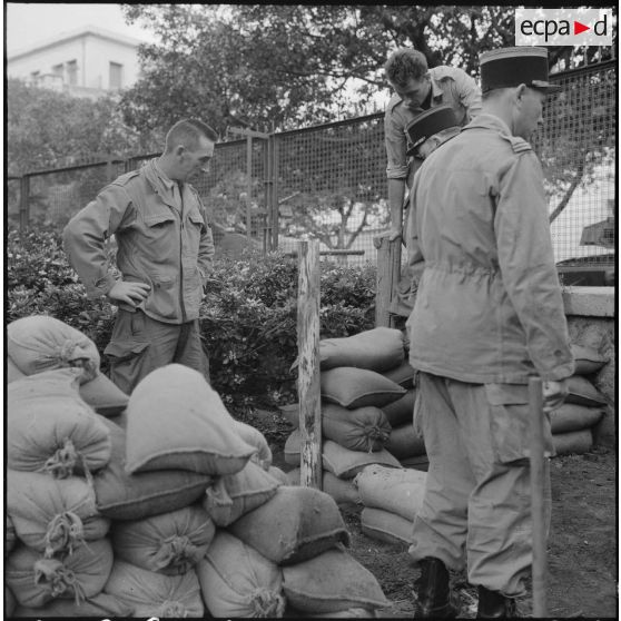 Des soldats préparent des sacs dans le cadre de l'opération "Z".