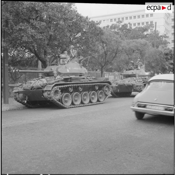 Des soldats à bord de chars M24 Chaffee dans le cadre de l'opération "Z".
