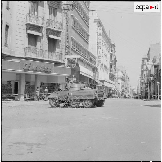 Des soldats en surveillance dans une rue dans le cadre de l'opération "Z".