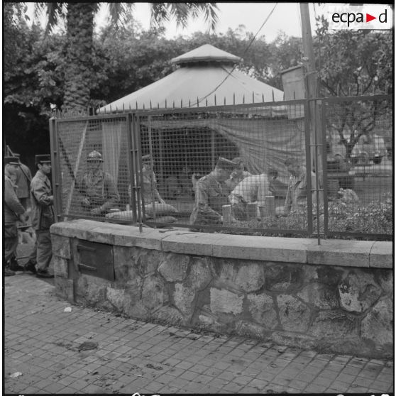 Des soldats préparent des sacs dans le cadre de l'opération "Z".