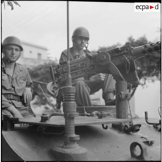 Portrait de deux soldats à bord d'un char M24 Chaffee dans le cadre de l'opération "Z".