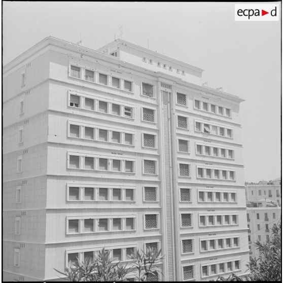 La façade d'un immeuble avec des impacts de balles dans le cadre de l'opération "Z".