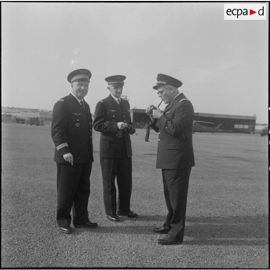 Une base aérienne en Algérie. Des officiers attendent l'arrivée du général Gauthier, remplaçant du général Fourquet à la 5e région aérienne (RA).