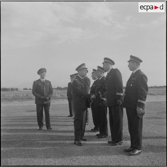 Une base aérienne en Algérie. Le général Gauthier, remplaçant du général Fourquet à la 5e région aérienne (RA), salue les officiers.