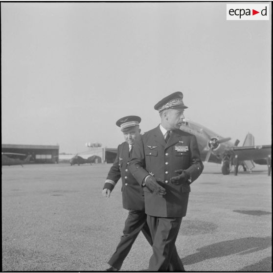 Une base aérienne en Algérie. Le général Gauthier, remplaçant du général Fourquet à la 5e région aérienne (RA), salue les officiers.
