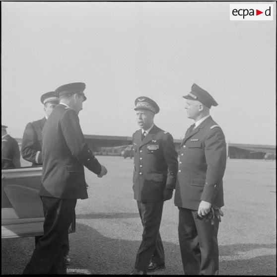 Une base aérienne en Algérie. Le général Gauthier, remplaçant du général Fourquet à la 5e région aérienne (RA), salue les officiers.