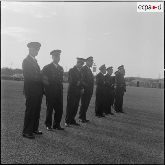 Une base aérienne en Algérie. Des officiers attendent l'arrivée du général Gauthier, remplaçant du général Fourquet à la 5e région aérienne (RA).