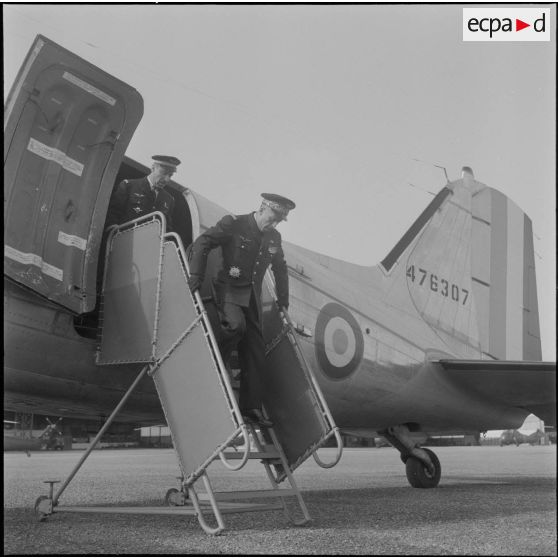 Une base aérienne en Algérie. Arrivée du général Gauthier, remplaçant du général Fourquet à la 5e région aérienne (RA).