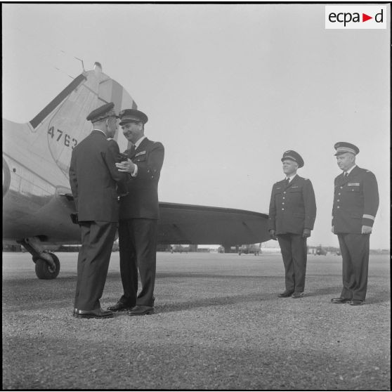 Une base aérienne en Algérie. Arrivée du général Gauthier, remplaçant du général Fourquet à la 5e région aérienne (RA).