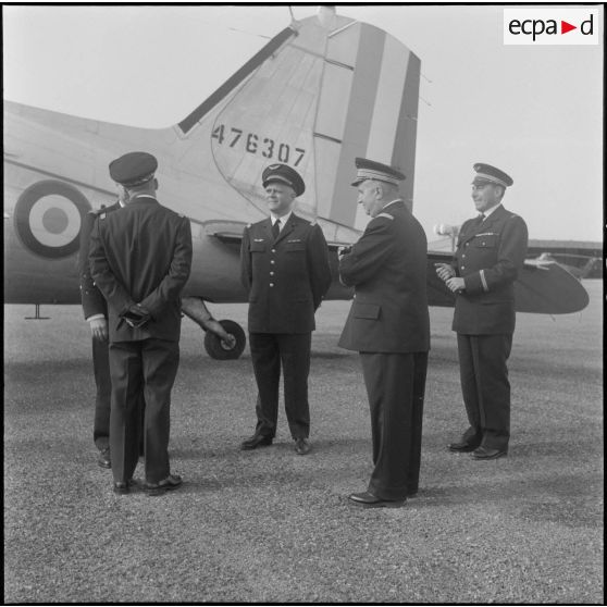 Une base aérienne en Algérie. Arrivée du général Gauthier, remplaçant du général Fourquet à la 5e région aérienne (RA).