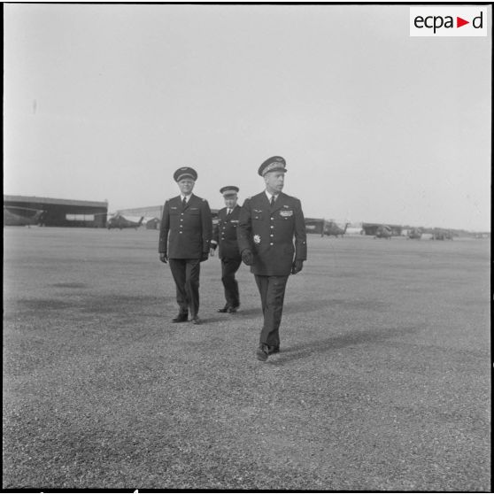 Une base aérienne en Algérie. Le général Gauthier, remplaçant du général Fourquet à la 5e région aérienne (RA), passe les troupes en revue.
