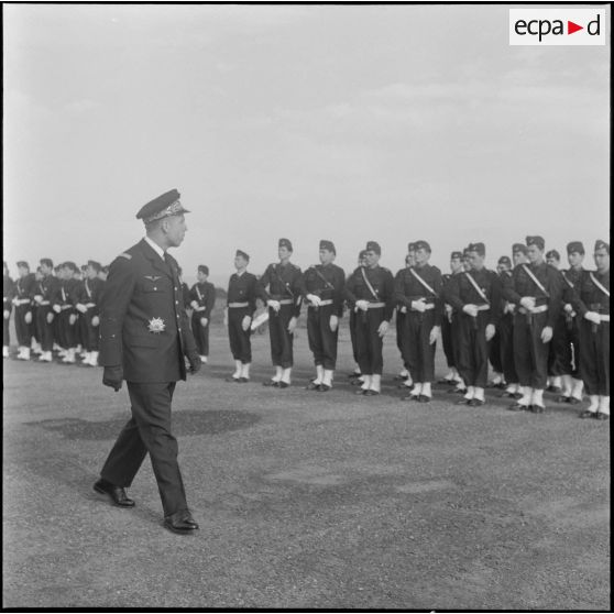 Une base aérienne en Algérie. Le général Gauthier, remplaçant du général Fourquet à la 5e région aérienne (RA), passe les troupes en revue.