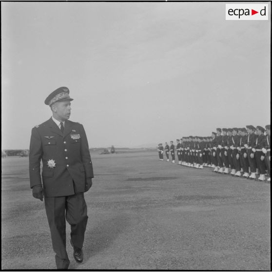 Une base aérienne en Algérie. Le général Gauthier, remplaçant du général Fourquet à la 5e région aérienne (RA), passe les troupes en revue.