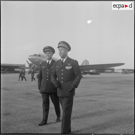 Une base aérienne en Algérie. Le général Gauthier, remplaçant du général Fourquet à la 5e région aérienne (RA), passe les troupes en revue.