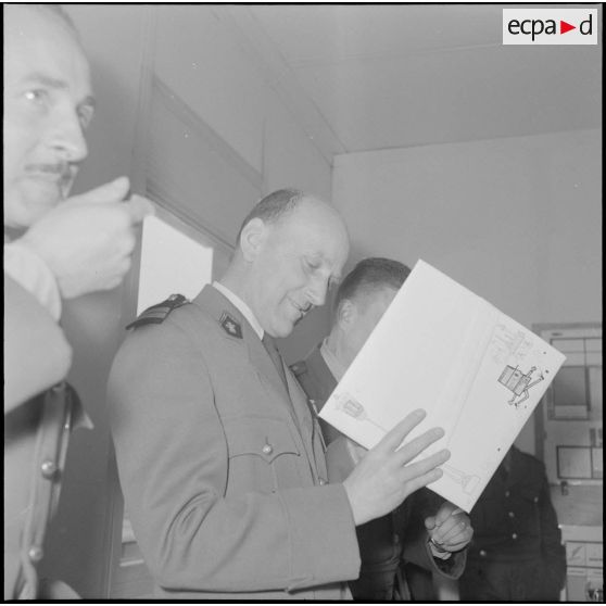 La Reghaïa. Pot à l'école militaire d'infanterie (EMI). Une autorité militaire regarde une carte.