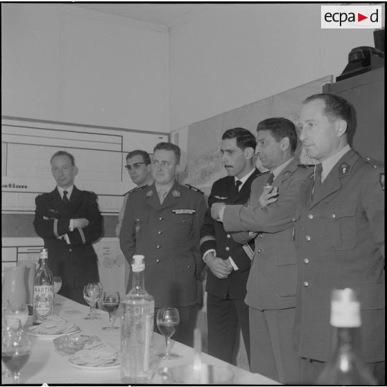 La Reghaïa. Pot à l'école militaire d'infanterie (EMI). Des officiers écoutent le discours.