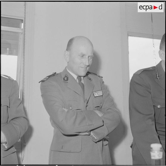 La Reghaïa. Pot à l'école militaire d'infanterie (EMI). Un officier écoute le discours.