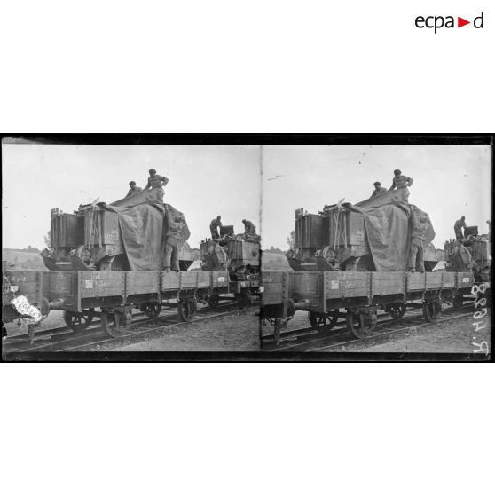 Conty (Somme). Embarquement de chars d'assaut. Le bâchage. [légende d'origine]