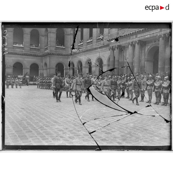 Paris, Invalides. Remise de décorations par le général Pershing. [légende d'origine]