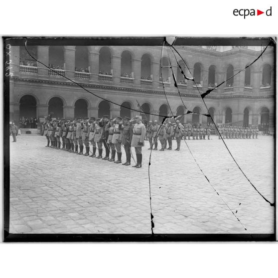 Paris, Invalides. Remise de décorations par le général Pershing. [légende d'origine]