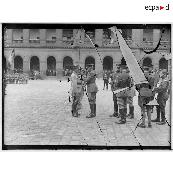 Paris, Invalides. Remise de décorations par le général Pershing. [légende d'origine]