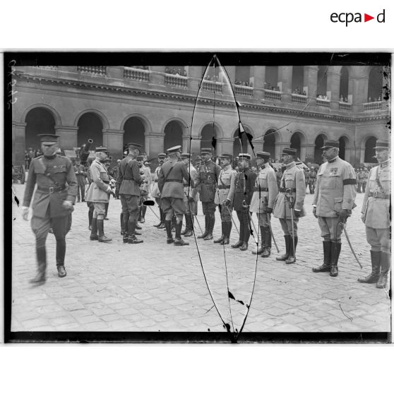 Paris, Invalides. Remise de décorations par le général Pershing. [légende d'origine]