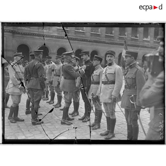 Paris, Invalides. Remise de décorations par le général Pershing. [légende d'origine]