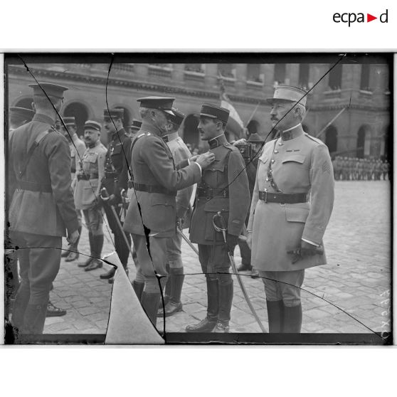 Paris, Invalides. Remise de décorations par le général Pershing. [légende d'origine]