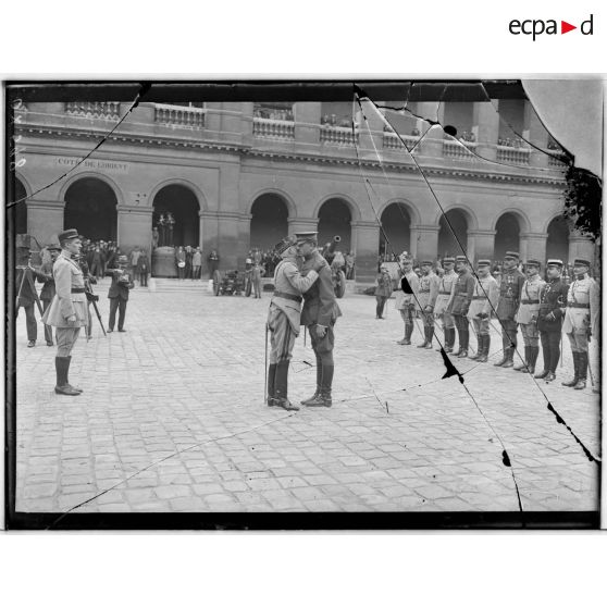 Paris, Invalides. Remise de décorations par le général Pershing. [légende d'origine]