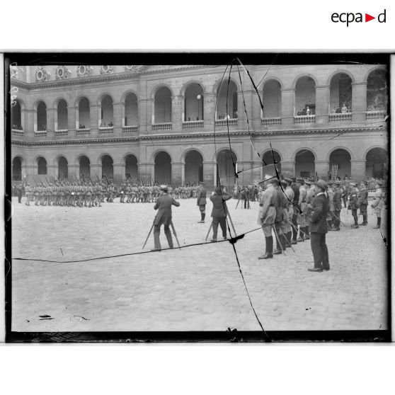 Paris, Invalides. Remise de décorations par le général Pershing. [légende d'origine]