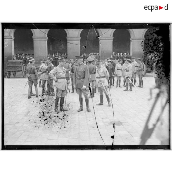 Paris, Invalides. Remise de décorations par le général Pershing. [légende d'origine]