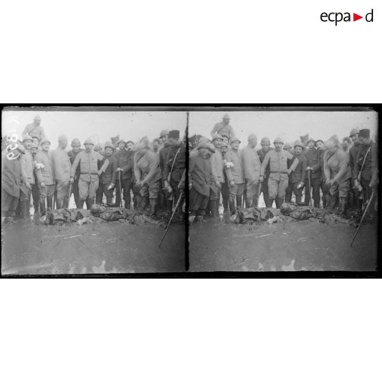 Près des remparts de Verdun. Cadavres de deux aviateurs allemands (l'avion ayant été abattu). [légende d'origine]