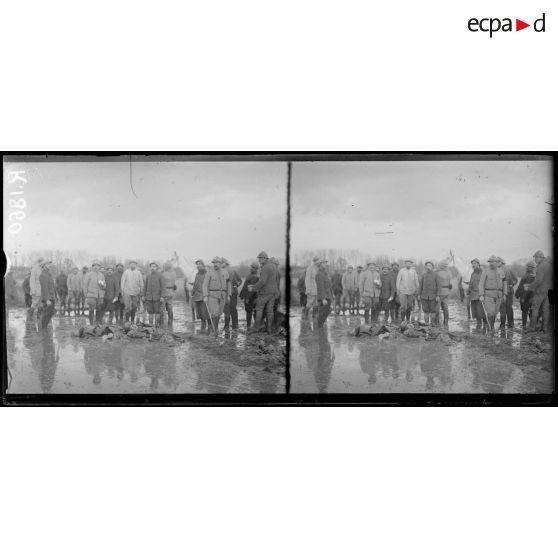 Près des remparts de Verdun. Cadavres de deux aviateurs allemands (l'avion ayant été abattu). [légende d'origine]