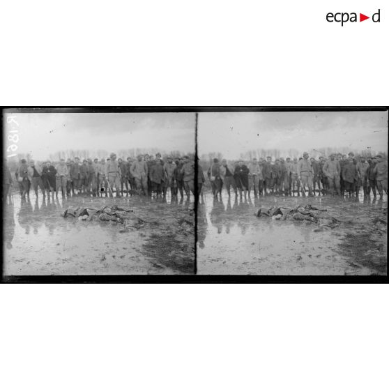 Près des remparts de Verdun. Cadavres de deux aviateurs allemands (l'avion ayant été abattu). [légende d'origine]