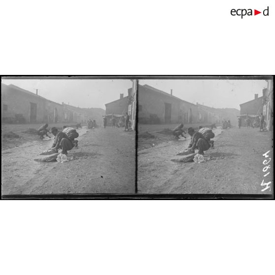 Trémont (Meuse). Lessive dans le ruisseau du village. (légende d'origine]