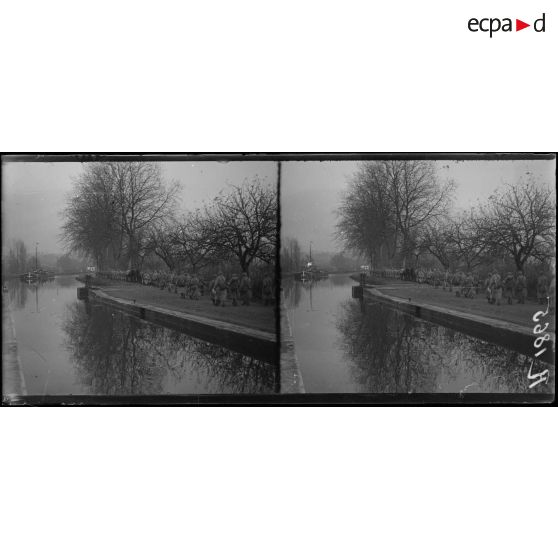 Bar-le-Duc (Meuse). Permissionnaires se rendant à la gare. [légende d'origine]