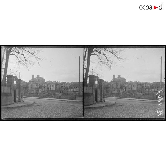 Verdun. La cathédrale et les quais. [légende d'origine]