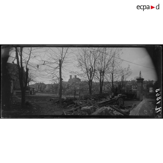 Verdun. La cathédrale et les quais. [légende d'origine]