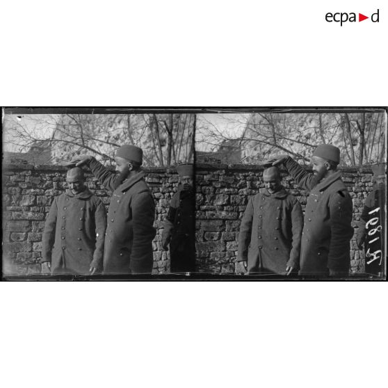 Trémont, Meuse. Le 2e tirailleurs au repos. Une coiffure. [légende d'origine]