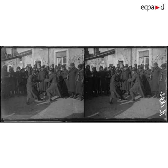 Trémont, Meuse. Le 2e tirailleurs au repos. Boxe. [légende d'origine]