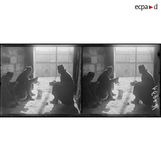 Trémont, Meuse. Le 2e tirailleurs au repos. Heure de la soupe. [légende d'origine]