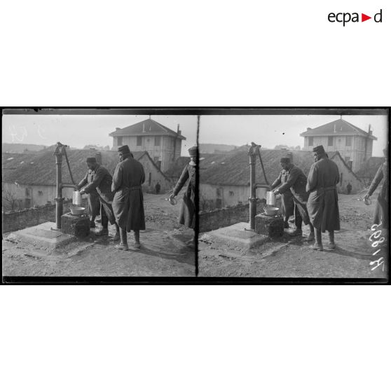 Trémont, Meuse. Le 2e tirailleurs au repos. La pompe. [légende d'origine]