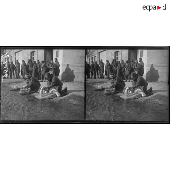 Trémont, Meuse. Le 2e tirailleurs au repos. La lessive. [légende d'origine]