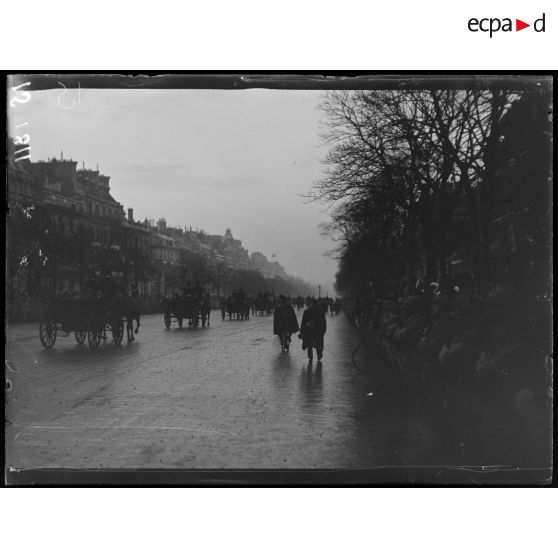 Paris. Visite de SM le roi d'Italie. Passage du cortège officiel avenue des Champs-Elysées. [légende d'origine]